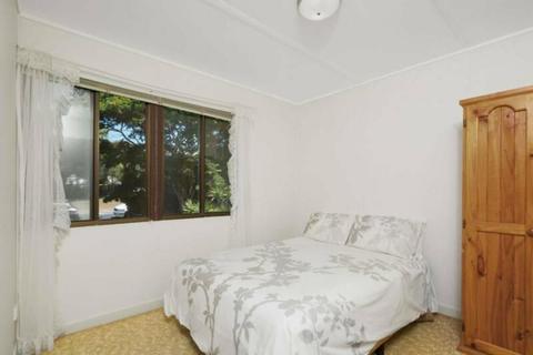 Semi furnished room in central Byron house