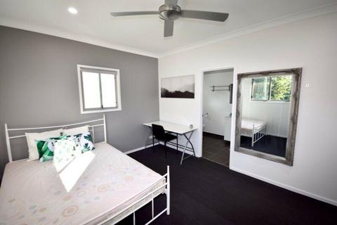 Extra Large Furnished Room w/Ensuite, Study, Wardrobe in Annerley