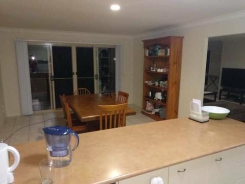 Room for rent in Robina (Price inc most expenses)