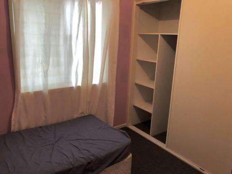 Nice room available in Logan Central