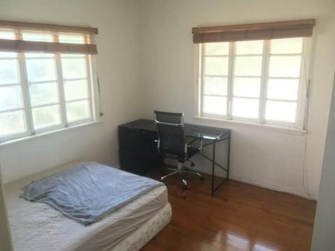 NICE ROOM available next to UQ in ST LUCIA