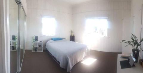 Beautiful greenslopes room for rent perfect for couple