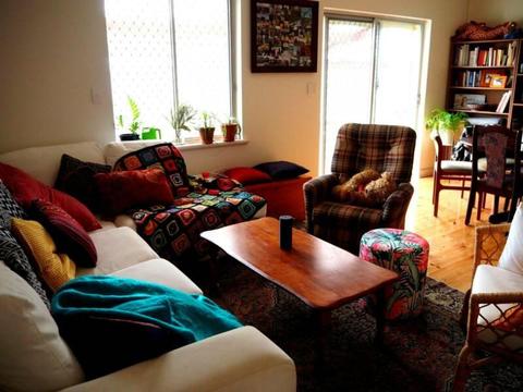 Room in 3-bed sharehouse, walk to beach and train, great roomies!