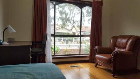 A room is available for 1 month in a houseshare in Coburg