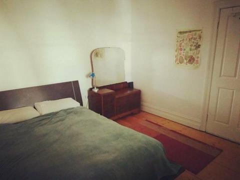 Lovely room in 3-person share house in Carlton