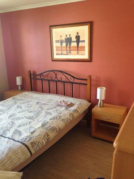 Couple Room for travelers in furnished 3BR flat, Chapel St