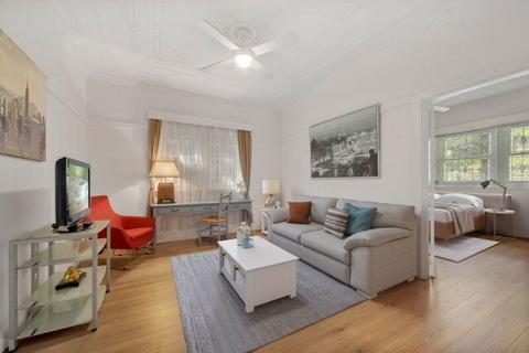 Looking for people to rent a beautiful 2 bedroom flat in Double Bay