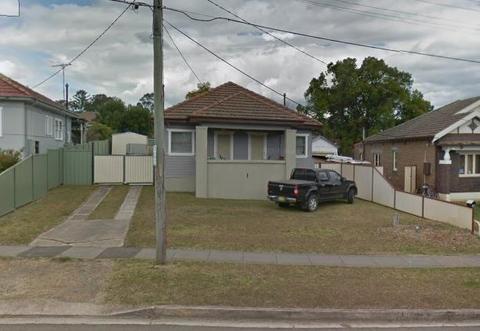 *** HOUSE FOR RENT WESTMEAD OPPOSITE STATION ****