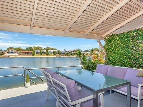 3 Bed office Waterfront Villa, a stroll to beach and PacFair
