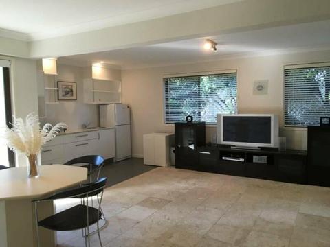 GOLD COAST -BURLEIGH WATERS - ONE BEDROOM APARTMENT/GRANY FLAT