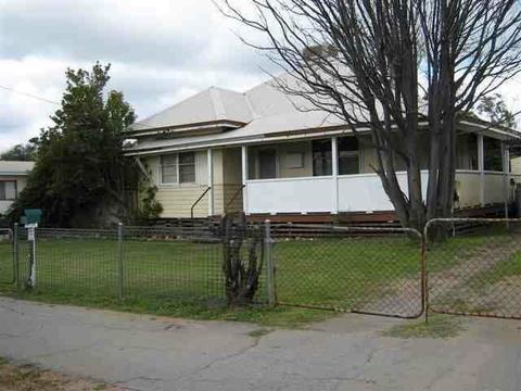UNFURNISHED 3 BEDROOM WEATHERBOARD/IRON COTTAGE IN A QUIET STREET