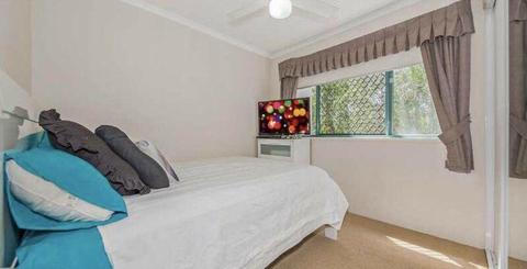 Spacious 3 Bedroom Inner City Unit in Tropical Surrounds!