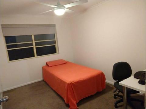 Spacious room close to QUT Kelvin Grove available Now!