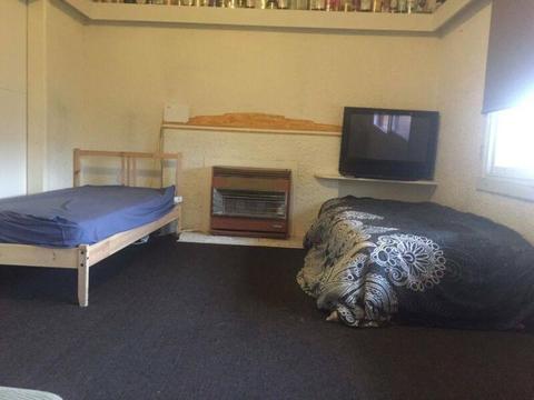 Large room for rent in Springvale South $450 pay month