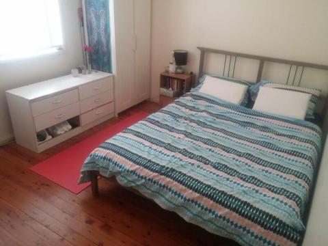 Double size room in villa. Beach, train, shops. Couples Welcome