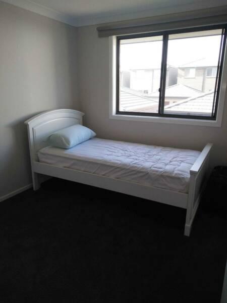 2 rooms available in new house in Kellyville