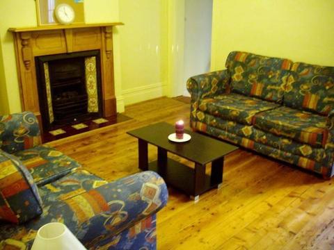 SINGLE ROOM IN CLEAN FRIENDLY SHAREHOUSE IN FANTASTIC LOCATION