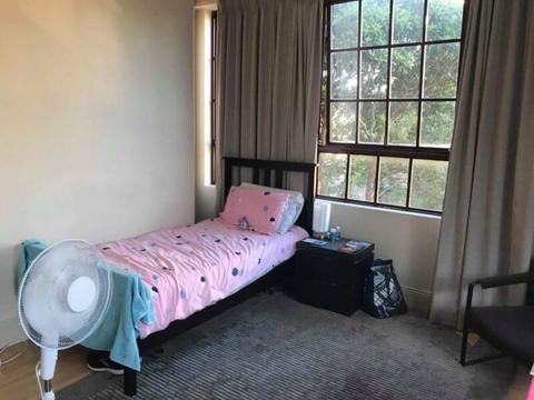 Bed available in AMAZING LOCATION ROOMMATES
