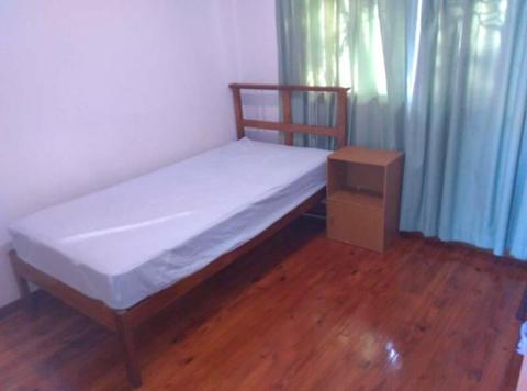 NICE SINGLE ROOM FOR RENT CLOSE TO SHOPS CITY BUSES