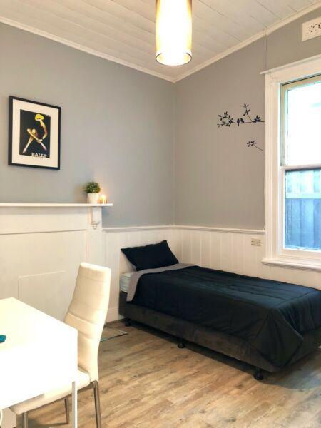 Renovated clean and cozy inner city private room 1 min to train