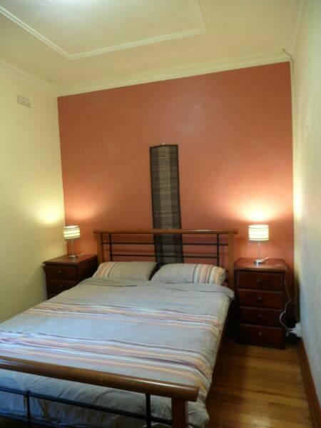 QUEEN BED in a PRIVATE ROOM for BACKPACKERS in 2BR Flat St Kilda