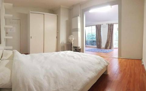 Huge funished bedroom (incl. an extra living room) in Chadstone