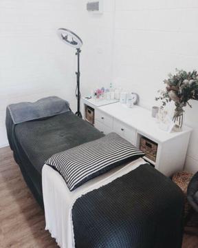 Room for rent in beauty studio