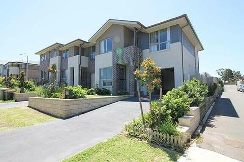 GENEROUS MODEN 3 Bedroom Townhouse 1.5km to Glenfield Station