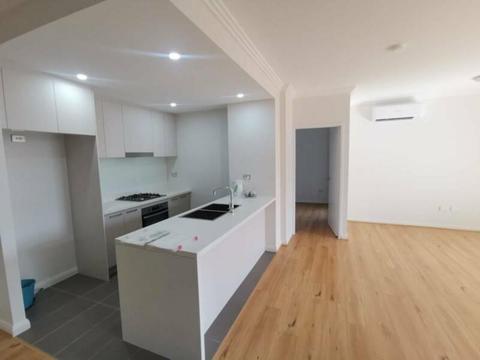 BRAND NEW !! TIMBER FLOOR 2 BEDROOM APARTMENT WITH LARGE STUDY