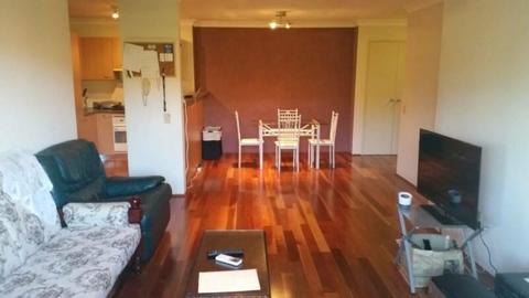 Walk to Station-Fully Furnished with Parking/Top Floor with Views