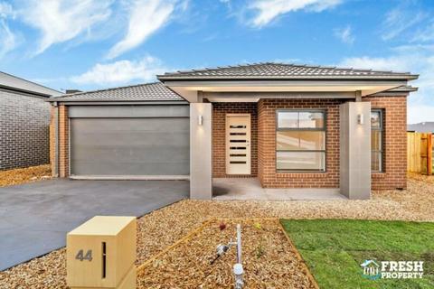 Brand new 4 bedroom house in Curlewis