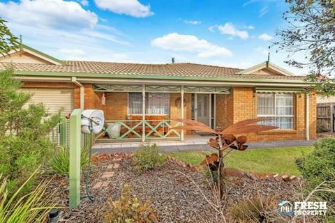3 bedroom home with large work shed in Lara