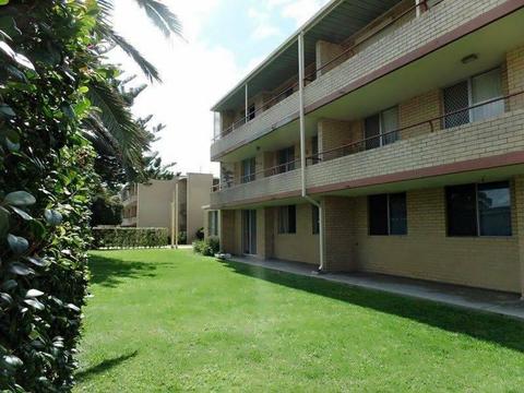 Fully furnished 2 bedroom apartment Close to City and Lakes