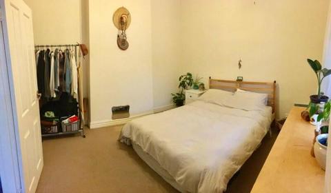 2 months sublet in Abbotsford - Massive room, couples welcome