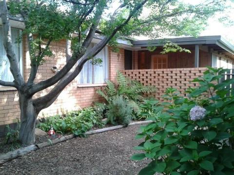 Leafy Scullin Room and own Bathroom