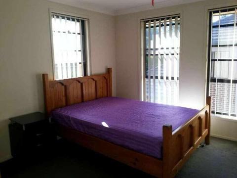 Room for rent 5 minutes walking to Macarthur Square