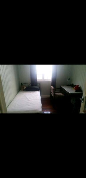 Single room. Very quiet and clean house.5mins to Cairns Central