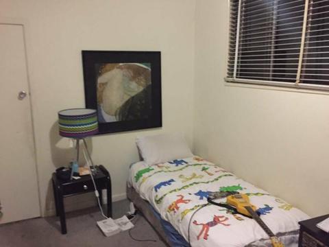 Large Room Available In Port Melbourne!