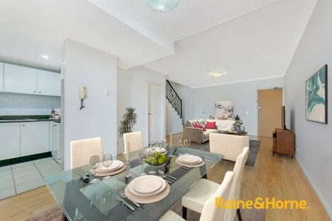 Convenient Location Large 3-Bedroom Penthouse Split-Level Apartme