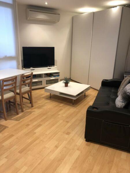 Fully furnished Southbank 2Br apartment one room is available now