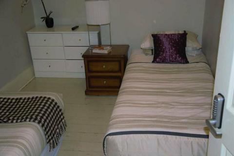 ST KILDA 6 BR HOUSE FOR 6-10 PERSONS, AMAZING VALUE