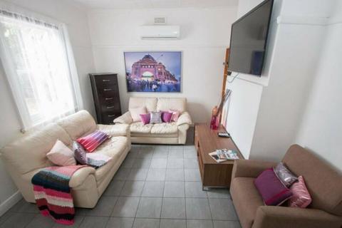 4BR UNIT IN ST KILDA, FOR 4 TO 6 PERSONS - AMAZING VALUE