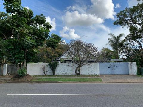 WYNNUM WEST LOCATION HUGE 1012m2 BLOCK WITH HOUSE, POOL & SHED