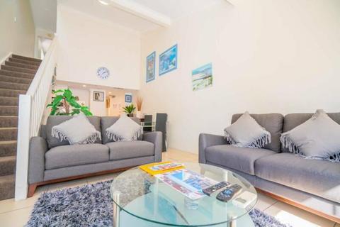 shared two bedroom townhouse in heart of surfers paradise