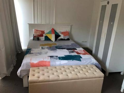 fully furnished Room for rent to 2 students in Bardon all inc