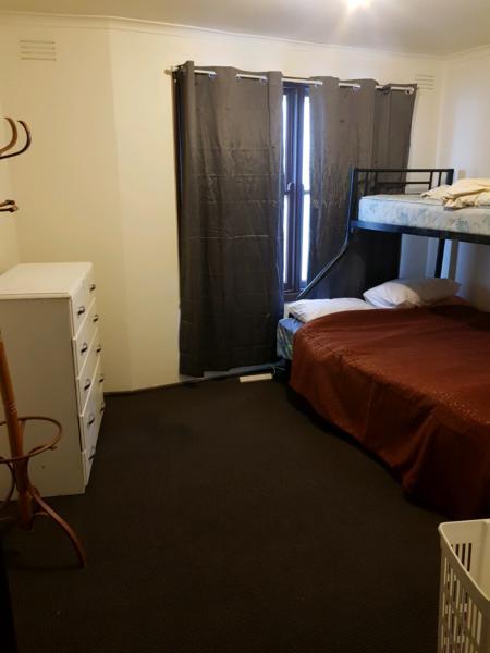 Shared room available in south melbourne