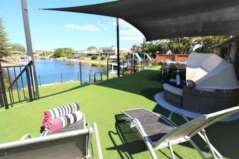 Family WaterFront Holiday House - Broadbeach Waters