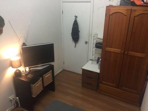 Cheap room in Manly, short term
