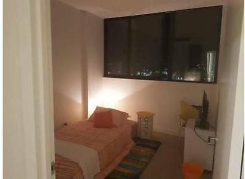 Private Room with Bathroom 2 min to train station