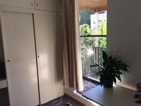 Spacious room with en-suite and balcony in Neutral bay